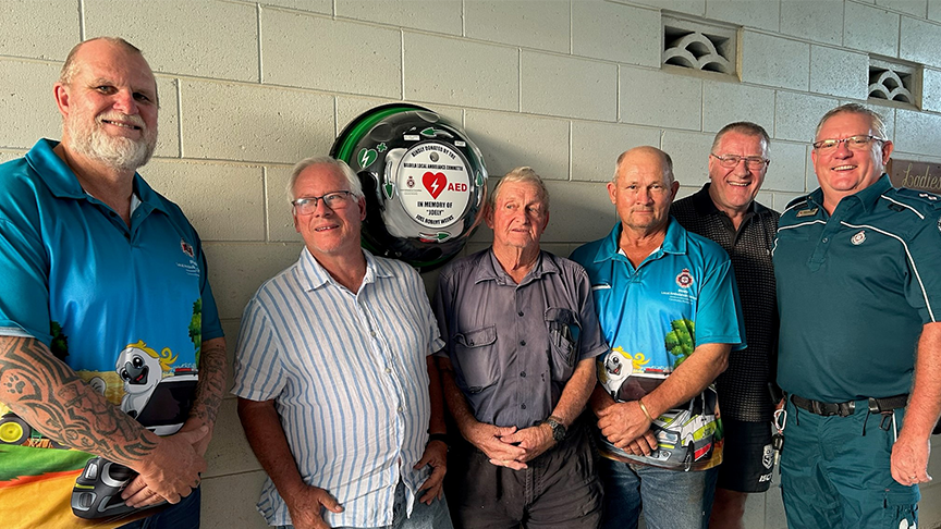 Paramedic with volunteers in front of AED